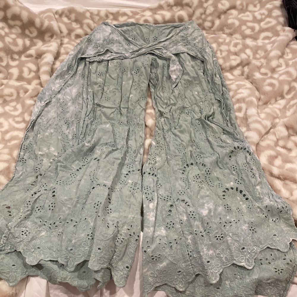 Size xs green flowy pants with slits on the sides!